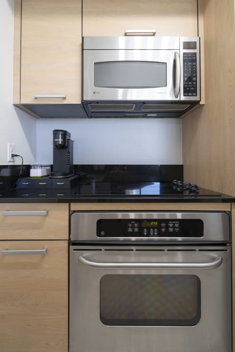 Full-size fridge, microwave, oven, stovetop