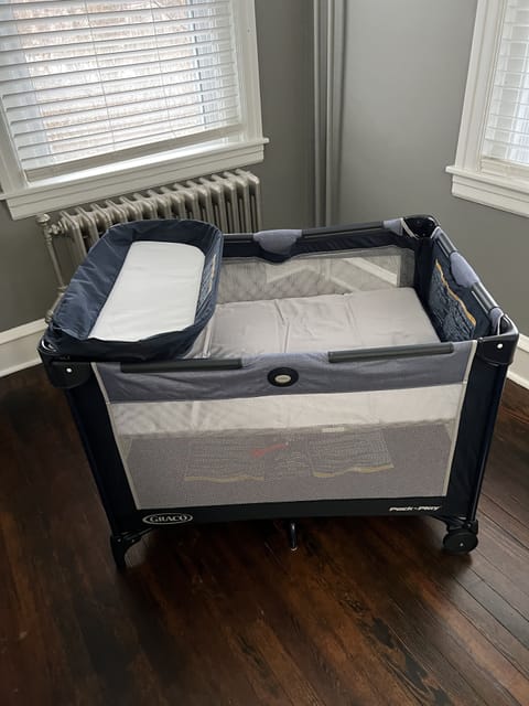 5 bedrooms, desk, iron/ironing board, travel crib