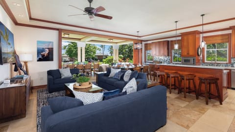 Open the pocket doors for seamless access to the lanai