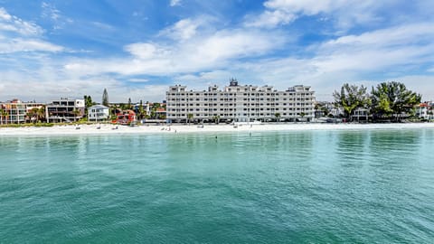 Beach nearby, sun loungers, beach towels