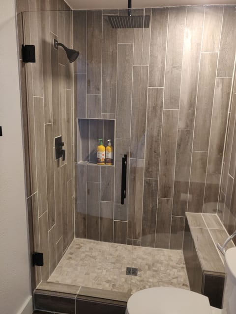 Combined shower/tub, rainfall showerhead