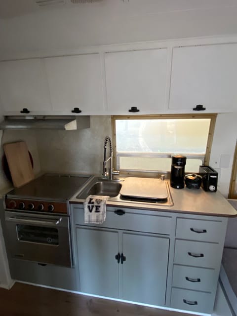 Fridge, oven, stovetop, coffee/tea maker