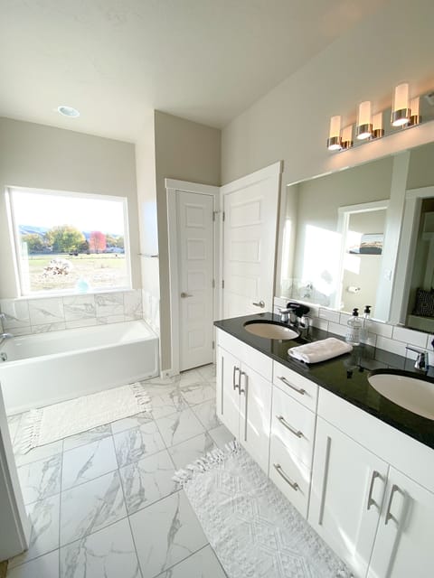 Master bath with soaking tub