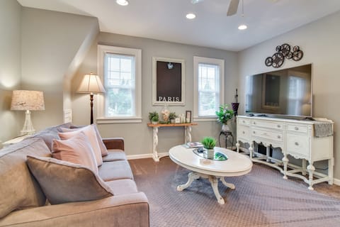 Milwaukie Vacation Rental | 1BR | 1BA | 1,000 Sq Ft | Stairs Required