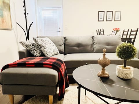 Relax and Unwind in South Surrey: A Cozy and Homey Living Area