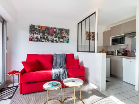 Table, Property, Cabinetry, Building, Dishware, Wood, Countertop, Interior Design, Tableware, Kitchen Appliance