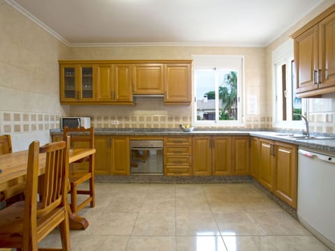 Cabinetry, Countertop, Property, Kitchen Sink, Furniture, Sink, Kitchen, Kitchen Stove, Tap, Building