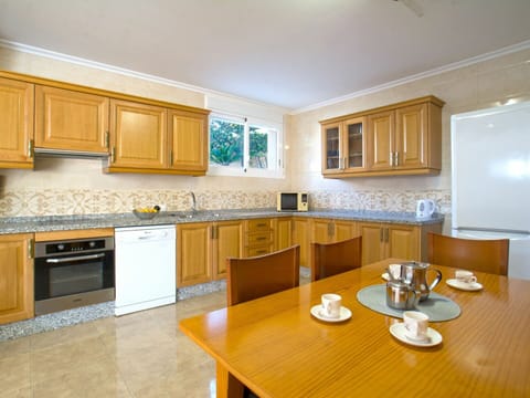 Table, Cabinetry, Property, Countertop, Furniture, Building, Wood, Kitchen, Lighting, Interior Design