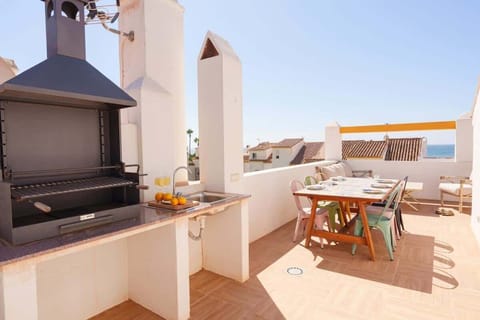 Roof terrace with grill, dining area and lounge