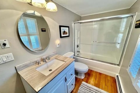 Combined shower/tub