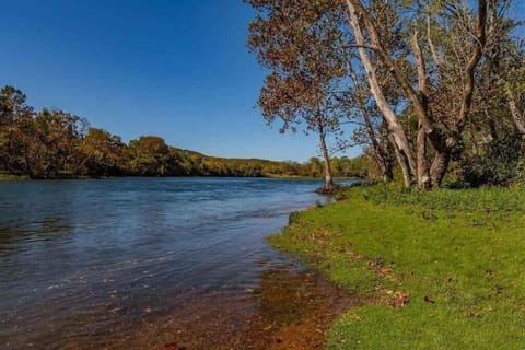 Lake Taneycomo access by foot or kayak. Boat launch nearby at Fall Creek Marina