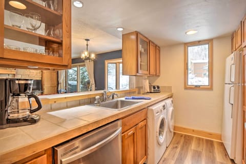 Kitchen | Paper Towels/Trash Bags Provided