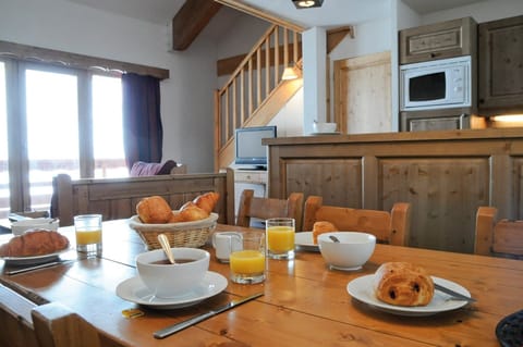 Welcome to our cozy and equipped apartment by the pistes, that may be a duplex!