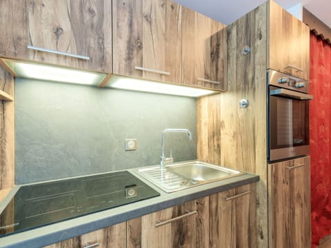 Plant, Building, Sky, Window, Tree, Land Lot, House, Urban Design, Residential Area, Real Estate