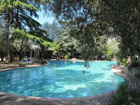 Water, Plant, Swimming Pool, Nature, Tree, Azure, Natural Landscape, Shade, Leisure, Resort Town