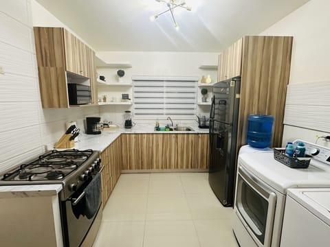 Cocina completa
utensilios
Microondas
Refrigerador
etc.