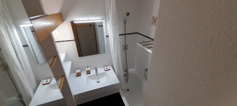 Combined shower/tub