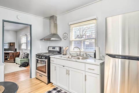 Kitchen | Gas Stove/Oven | Blender | Keurig Coffee Maker | Cooking Basics