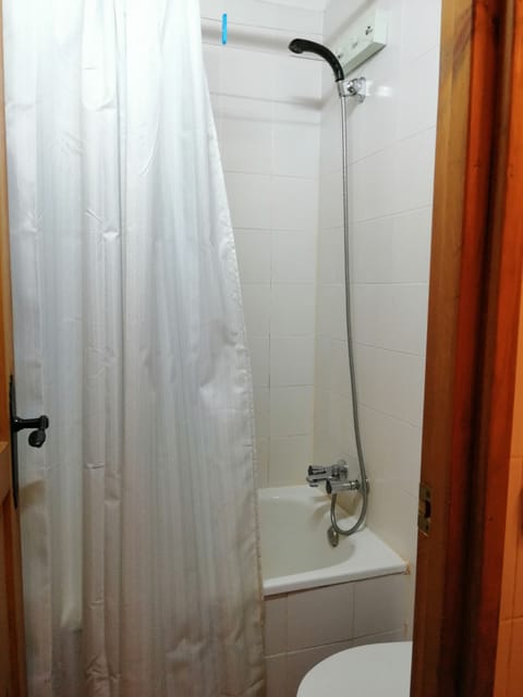 Combined shower/tub