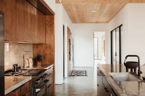 Gourmet Kitchen: Cook up creations in this stylish kitchen with sleek finishes and modern appliances!