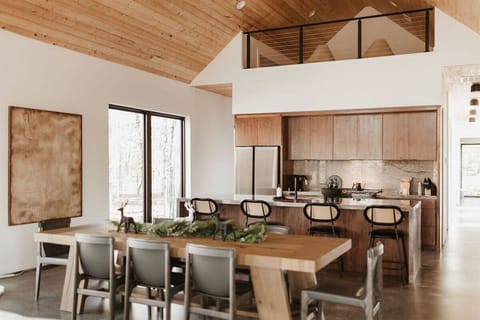 Kitchen: Culinary adventures await in this stylish space with sleek countertops and nature views!