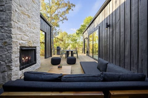 Outdoor Lounge: Sip drinks by the fire while soaking in stunning nature views!
