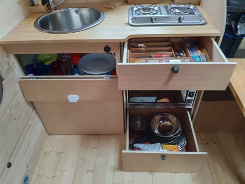 Fridge, oven, stovetop, cookware/dishes/utensils