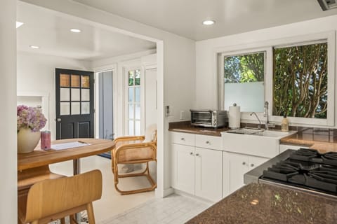 Fridge, oven, stovetop, coffee/tea maker