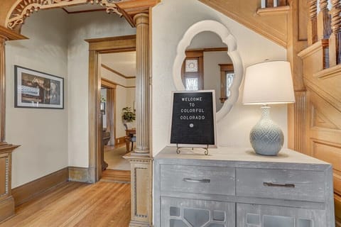 Step into a world of beauty with exquisite furnishings and a stylish mirror at your entrance! Freshen up and kickstart your vacation in this incredible rental.