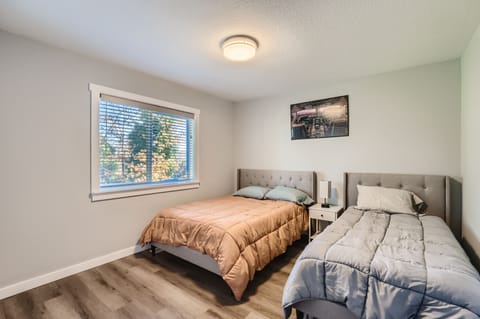 2nd Bedroom - Queen and Twin bed