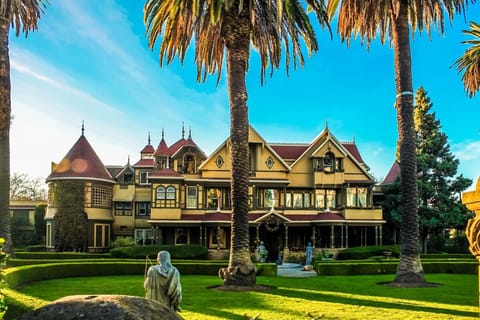 Stroll through grand historic grounds for a picture-perfect afternoon.