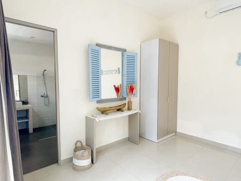 Combined shower/tub, hair dryer, towels