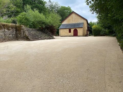 Façade du gîte et parking privé