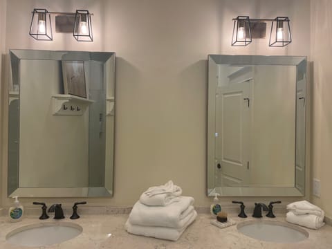 Combined shower/tub, towels, toilet paper