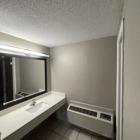 Combined shower/tub, hair dryer, towels