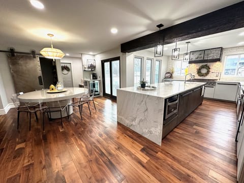Large, newly-renovated gourmet kitchen w/ granite countertops