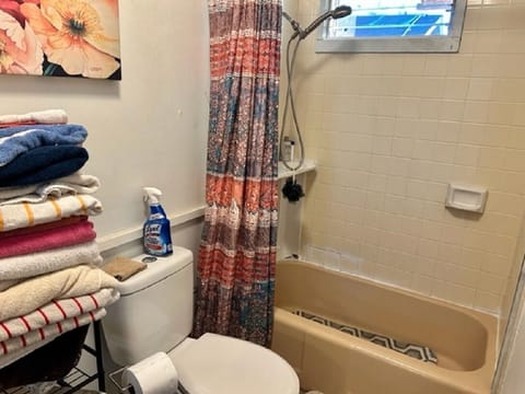 Combined shower/tub, towels