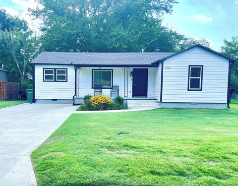 Kick back in Springdale. Trails, town, and friends nearby.