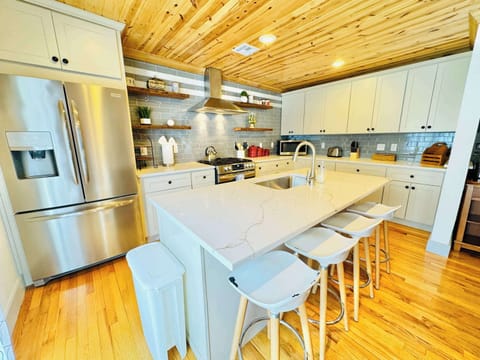 Cook, chat, and fuel up. Your spot for pre-lake adventures.