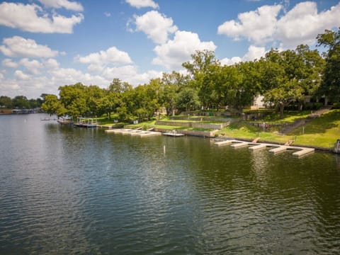 2e5551f2-ba7f-4d1e-8780-d276957593ad