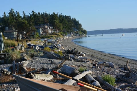 Beach nearby, sun loungers, beach towels