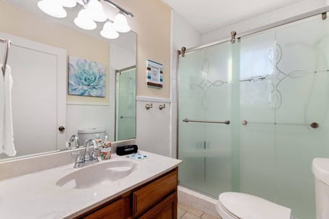 Combined shower/tub, hair dryer, towels