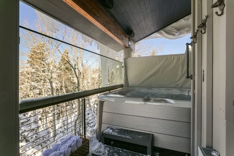 Indoor spa tub