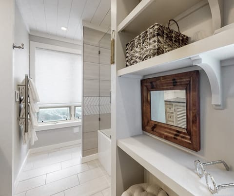 Combined shower/tub, hair dryer, bathrobes, towels