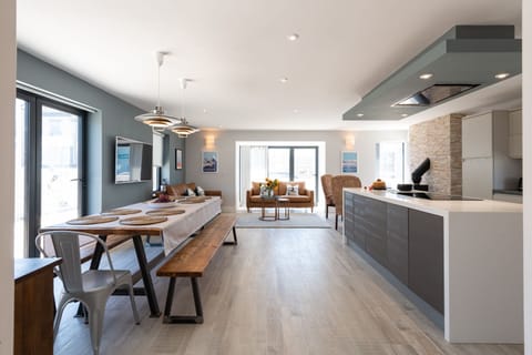 Trem Y Don Kitchen and dining table