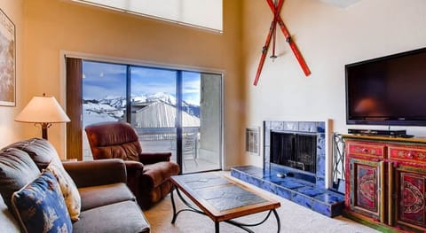 Find peace and relaxation with your close friends and family in this stunning living room featuring natural decor.