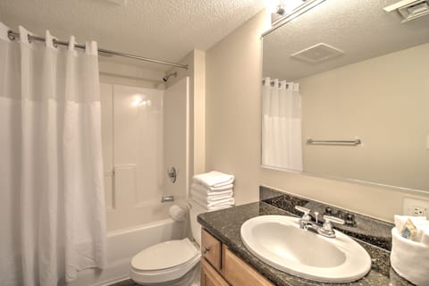 Combined shower/tub, jetted tub, towels, toilet paper