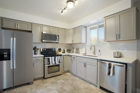 Modern and bright, fully stocked kitchen.