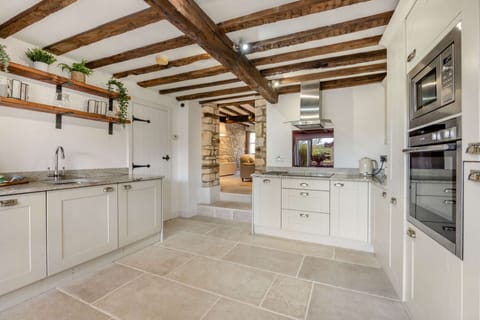 Abbots Cottage Kitchen - StayCotswold