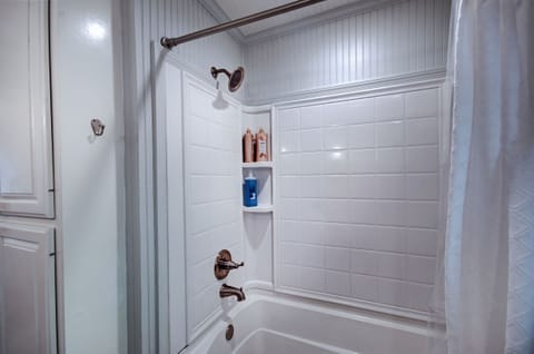 Combined shower/tub, hair dryer, towels